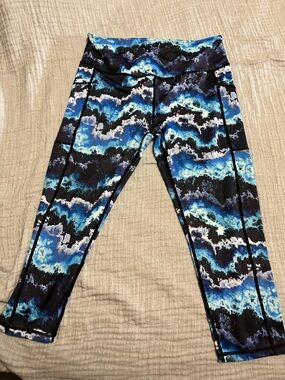 Constantly Varied Gear Black and Blue Cloud Print Capri Leggings
